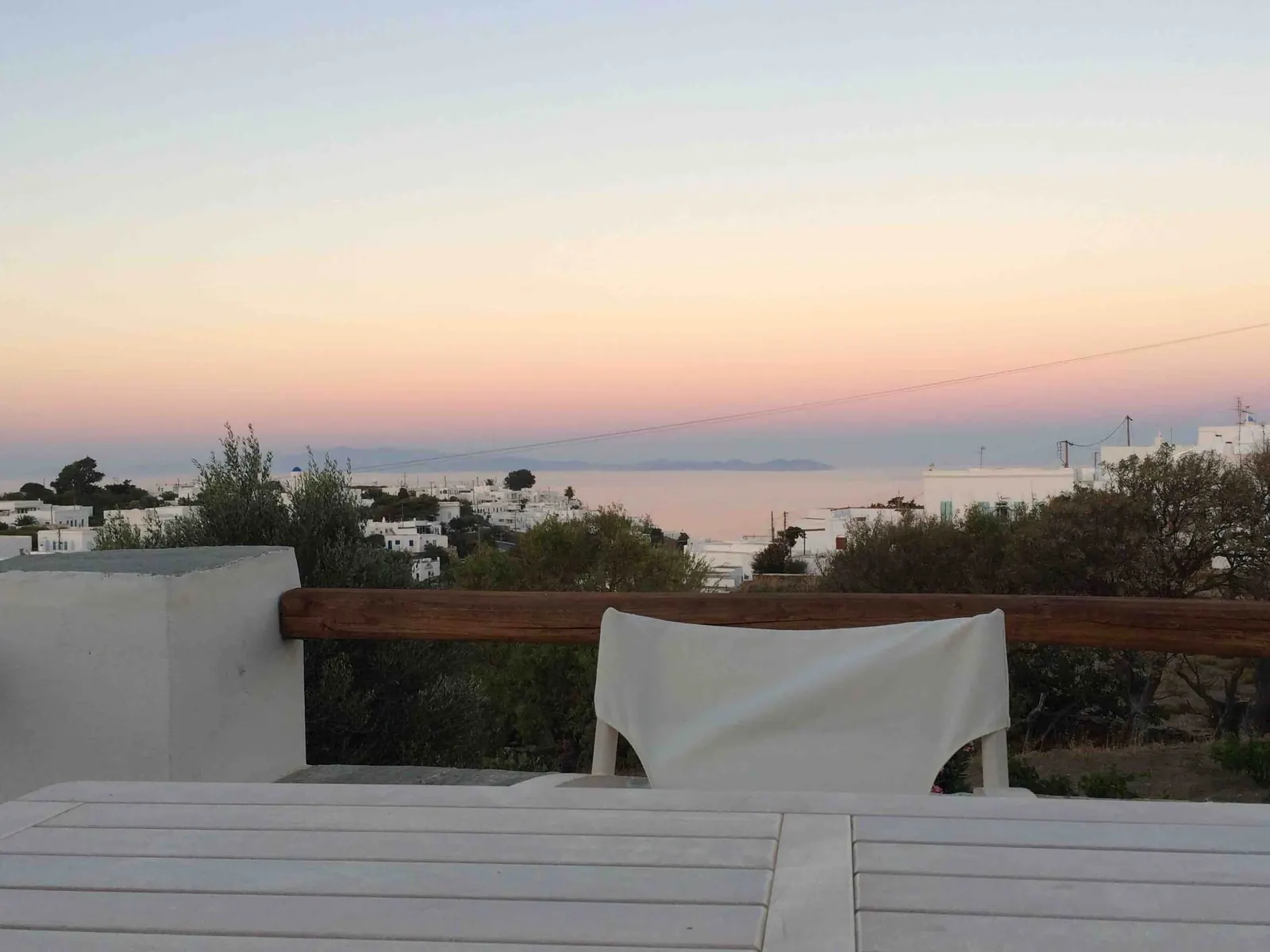 Ηλιοβασίλεμα πάνω από τη θάλασσα από τη βεράντα