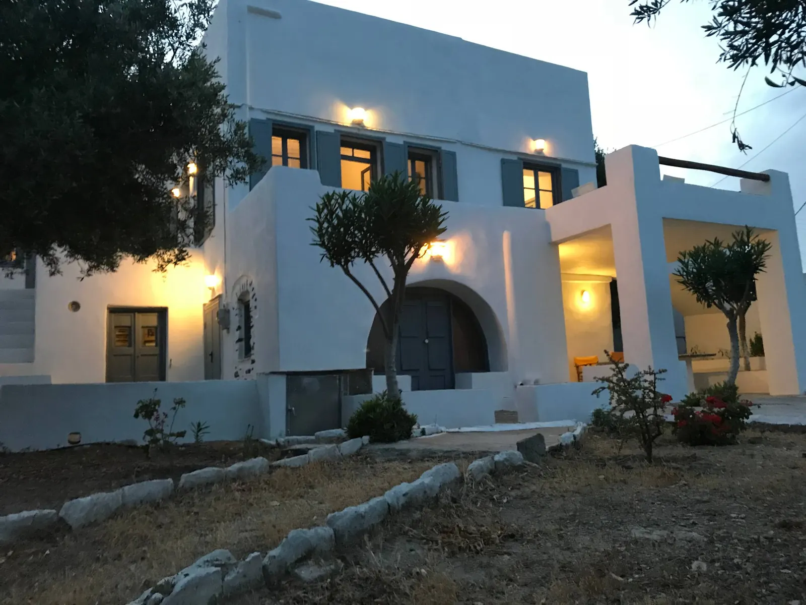 Το σπίτι Πατσανά το σούρουπο με τα φώτα αναμμένα
